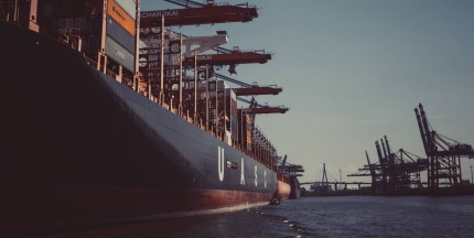 Kontainerschiff im Hafen 