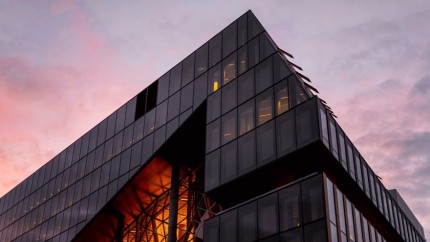 Modernes Gebäude im Sonnenuntergang
